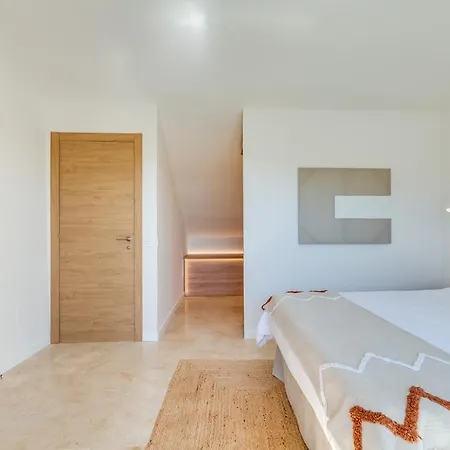 New Modern Townhouse In Apartment