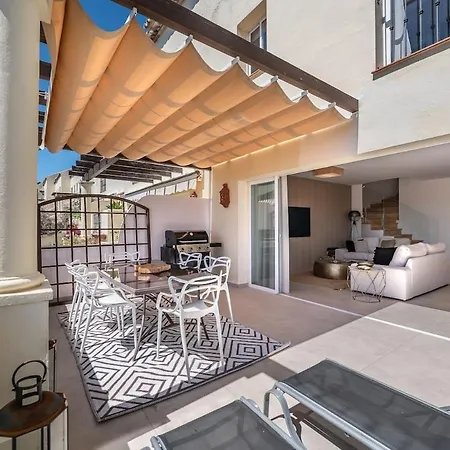 New Modern Townhouse In Apartment
